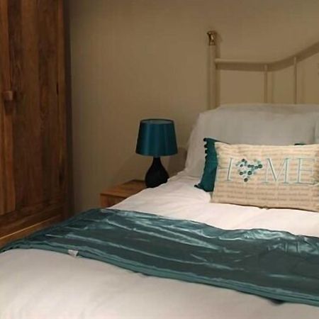 Hotel We Three Loggerheads Gwernymynydd Exteriér fotografie