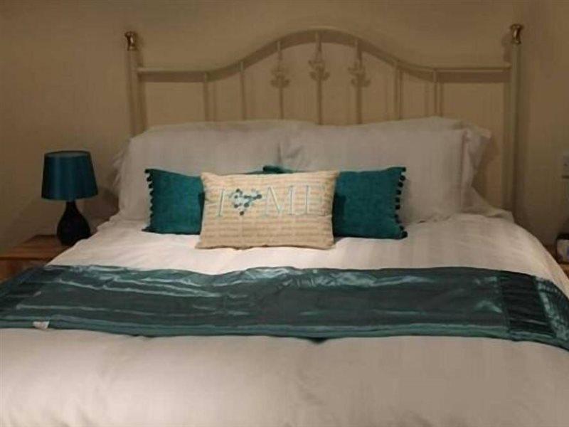 Hotel We Three Loggerheads Gwernymynydd Exteriér fotografie